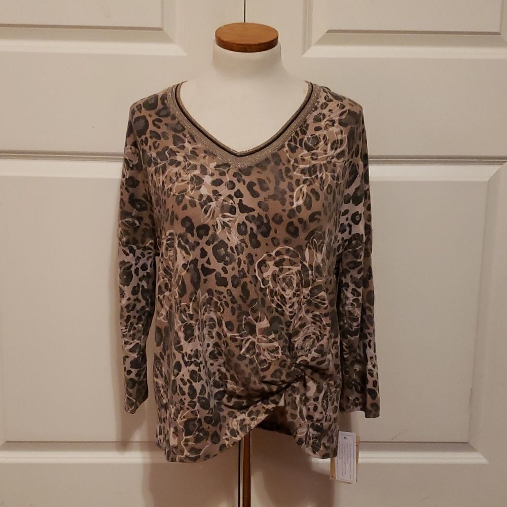 Democracy Womens Knot Hem Cheetah V-Neck Knit Casual Top Size Small NWT‎